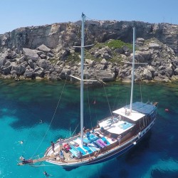 Favignana and Levanzo mini-cruise in caique or yacht from Trapani